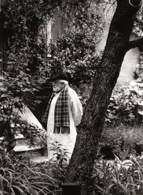 Dans son jardin à Port-des-barques en 1970.